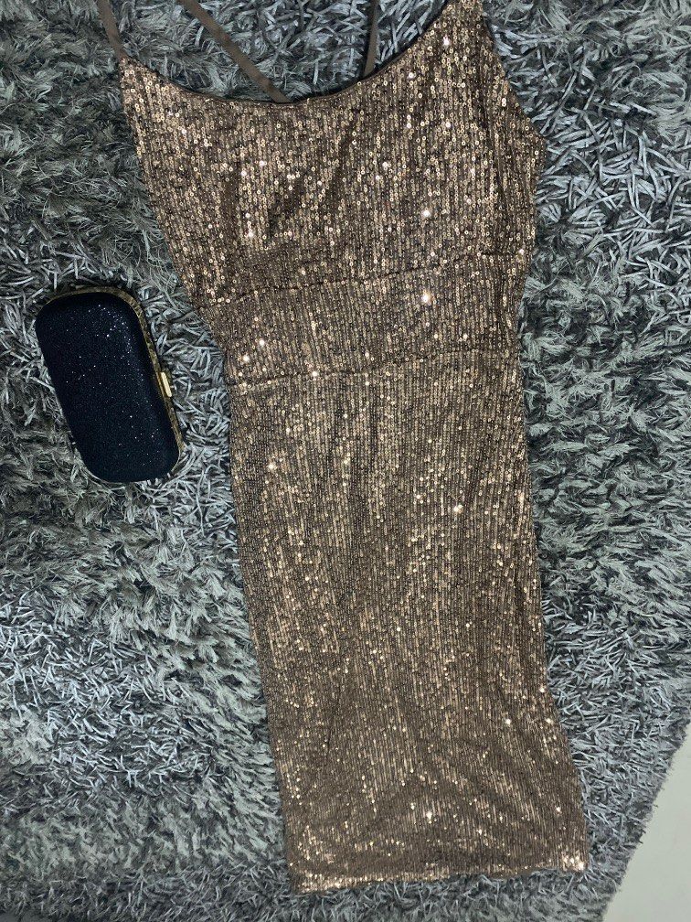 Party/ Evening/ Event glittered dress (Category: Dresses) located in Pasig City. Submitted by pick_shoppe (Listing ID 1328157124, Image 1). Description: -large on tag (check photo for actual measurement) -kris cross back (adjustable to desired fitting) -with back slit -very elegant and classy .