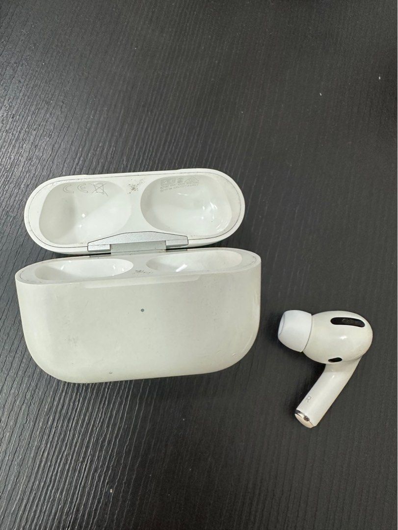 Right Airpod pro 1st generation with charger case (lightning )  蘋果耳機第一代入耳式右耳&叉電盒