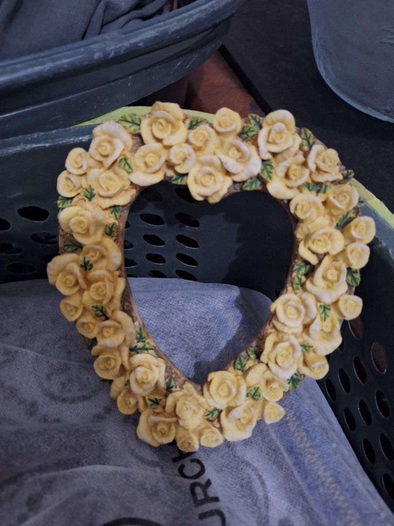 Rose Frames Ceramic (Category: Frames & Pictures) located in Calatagan. Submitted by zigi_finds (Listing ID 1328203049, Image 3). Description: shipping via j&t. payment via gcash or bpi.