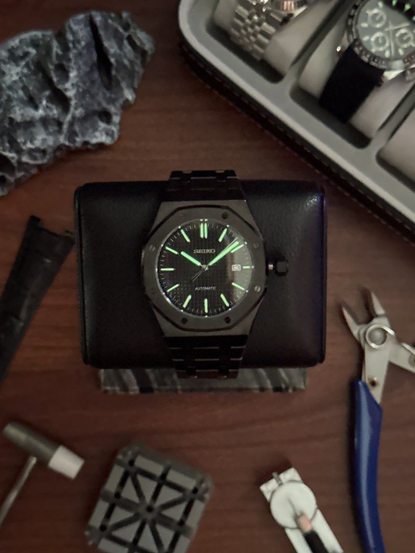 Seiko Black Out Royal Oak Watch (Category: Luxury Watches) located in Quezon City. Submitted by mnl.chll (Listing ID 1328249490, Image 3). Description: Seiko Black Out Royal Oak Watch Case: Stainless steel Weight: 150g for comfortable wear Diameter: 40mm, balanced for most wrists Strap: Stainless Steel Rose Gold with Butterfly Clasp Movement: Seiko NH35A Automatic Mechanical TMI Mode of Payment: BANK/GCASH A ₱2,000 down payment (DP) is required t