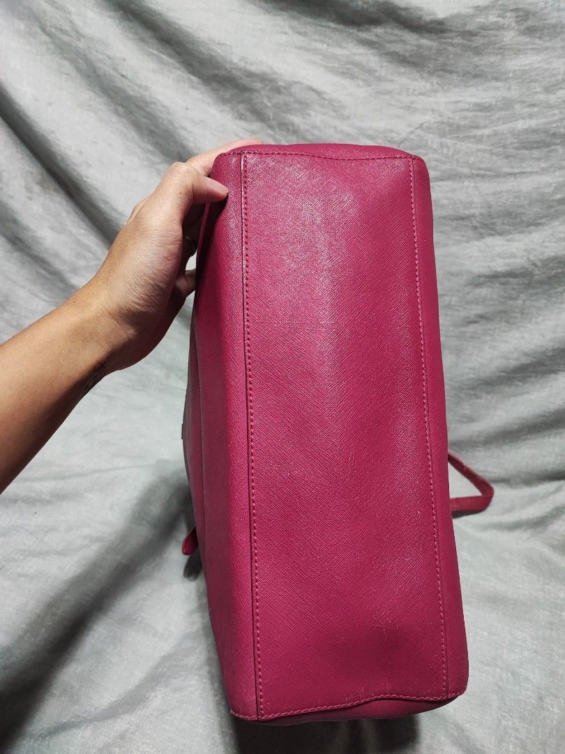 Tory Burch tote (Category: Luxury Bags & Wallets) located in Baguio. Submitted by jayrgijc52758 (Listing ID 1328147622, Image 3). Description: Tory Burch original large issue: rubber lining Bawal sa maarte 800.