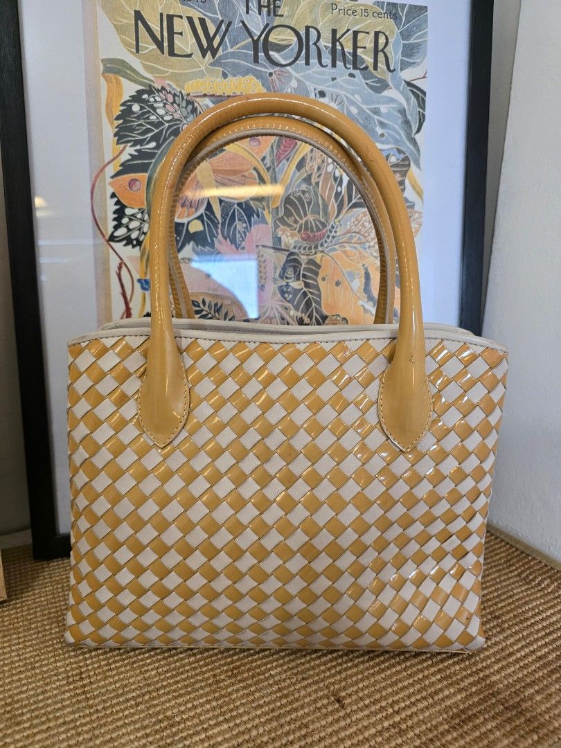 Vintage Bally Woven hand bag (Category: Luxury Bags & Wallets) located in Pasig City. Submitted by kimjayson (Listing ID 1328140856, Image 2). Description: ‼️Please read‼️ Will not entertain questions that are already posted here. All items are Authentic. I do not, and will never own/sell fake or replicas. -------------------------------- exterior has no flaw selling low as interior is peeling but not sticky dimensions - 11x8.5 inchesp handle dro