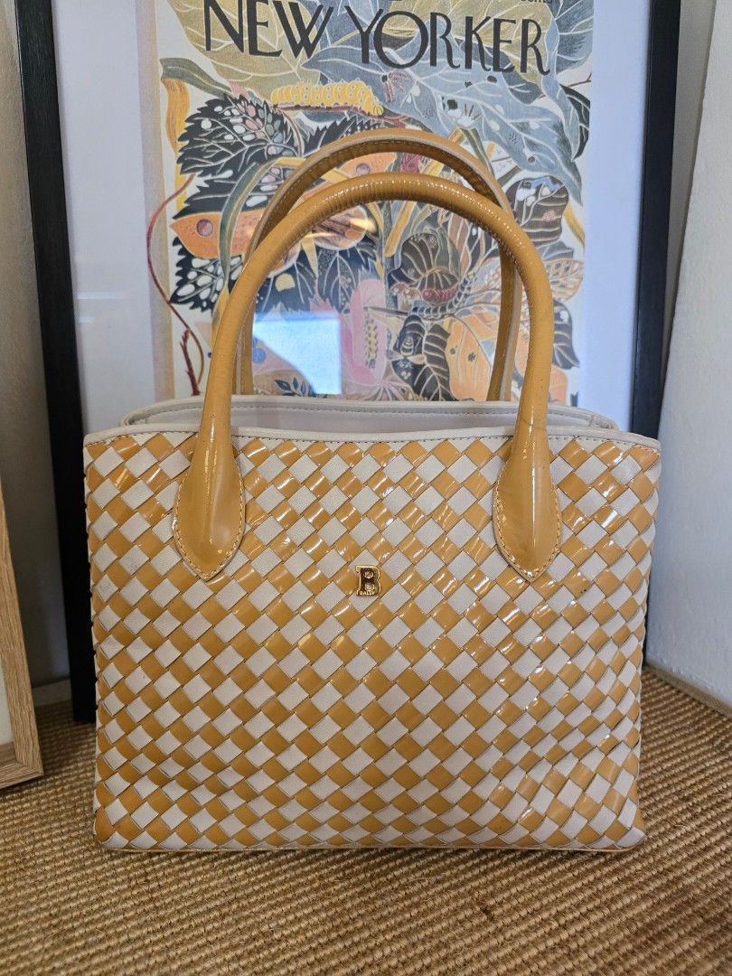 Vintage Bally Woven hand bag (Category: Luxury Bags & Wallets) located in Pasig City. Submitted by kimjayson (Listing ID 1328140856, Image 1). Description: ‼️Please read‼️ Will not entertain questions that are already posted here. All items are Authentic. I do not, and will never own/sell fake or replicas. -------------------------------- exterior has no flaw selling low as interior is peeling but not sticky dimensions - 11x8.5 inchesp handle dro