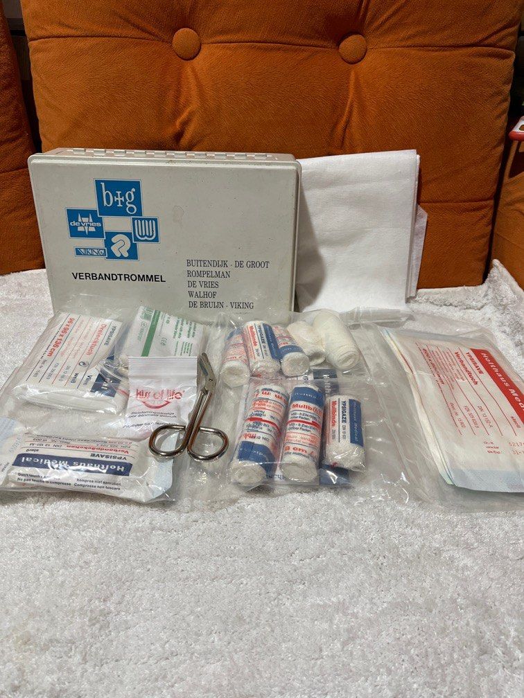 Vintage Emergency Medicine Kit (Category: Medical Supplies & Tools) located in Paombong. Submitted by sweetdeals0181656 (Listing ID 1328221246, Image 1). Description: Vintage wound dressing kit from UK..
