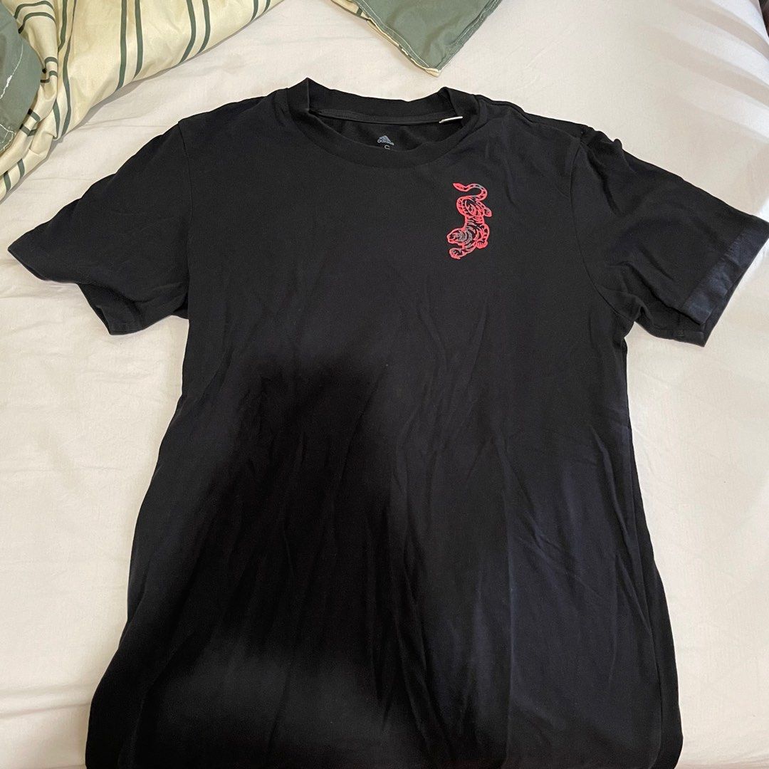 Adidas Graphic Tee (Category: Tshirts & Polo Shirts ) located in Manila. Submitted by declutter_with_m3 (Listing ID 1323468217, Image 2). Description: Really nice design but I’m not into graphic tees anymore GCASH/BDO.