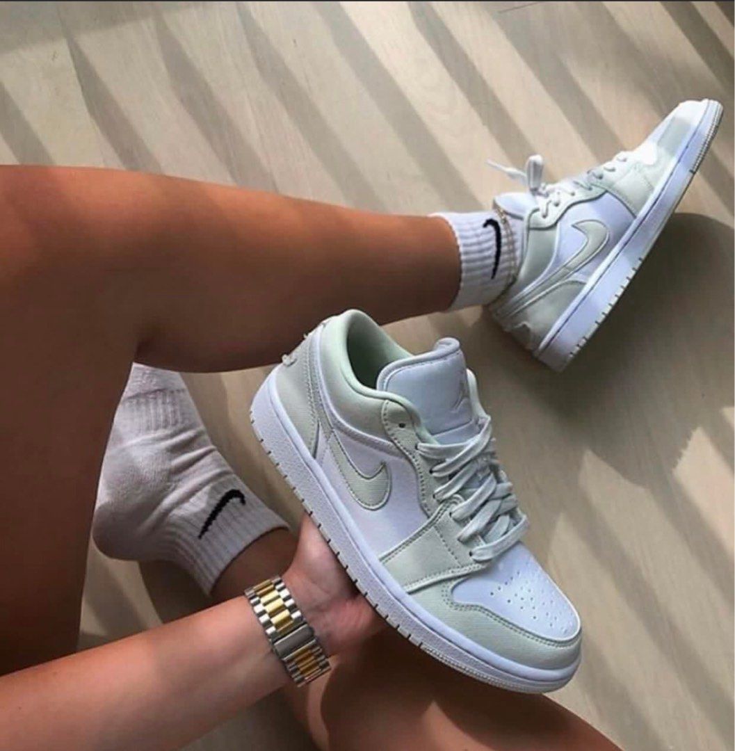 nike air max invigor black and white