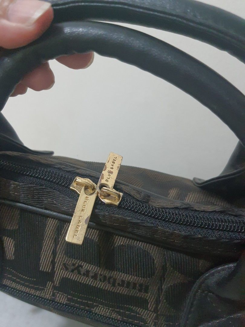 BURBERRY LAPTOP BAG LIGHTWEIGHT (Category: Briefcases) located in Quezon City. Submitted by pinksgate31 (Listing ID 1323643302, Image 3). Description: Hologram, heatstamp,Logo engraved, searchable. Issue sling replaced..