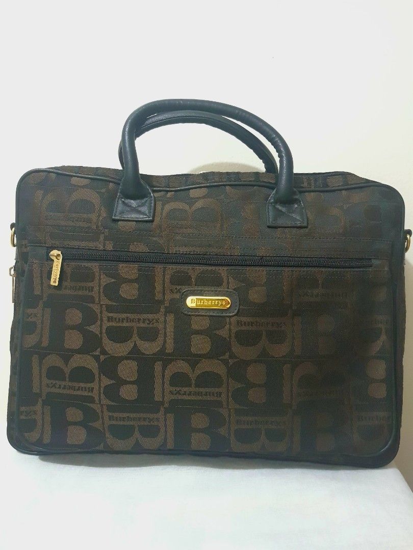 BURBERRY LAPTOP BAG LIGHTWEIGHT (Category: Briefcases) located in Quezon City. Submitted by pinksgate31 (Listing ID 1323643302, Image 1). Description: Hologram, heatstamp,Logo engraved, searchable. Issue sling replaced..