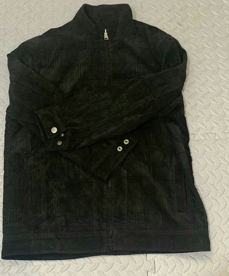 Corduroy design jacket (Category: Coats, Jackets and Outerwear) located in Bacolod City. Submitted by spongebob05 (Listing ID 1318985885, Image 1). Description: Corduroy jacket in good condition Color rate 9.5/10 no issue color my vary due to lighting size XXL on tag black na black pa ang kulay nag affect lng yung lightings at design na jacket sa camera direct message.