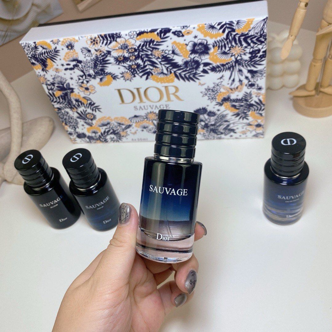 Dior Sauvage 60ml 香水 ポーチ、おまけ付き Dior Sauvage 60ml 香水 ポーチ、おまけ付き Amazon | 【正規品