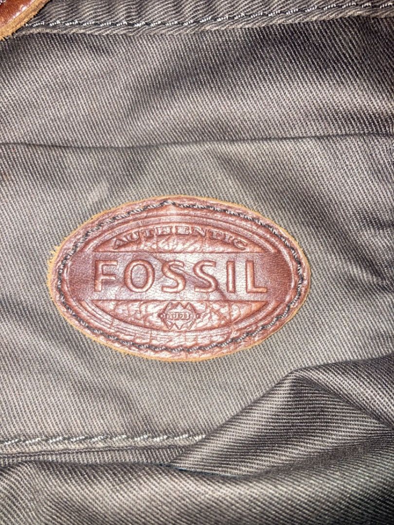 Fossil bag Original From 🇺🇸 (Category: Luxury Bags & Wallets) located in Rodriguez. Submitted by norwinbassig78 (Listing ID 1323602944, Image 2). Description: Package From 🇺🇸🇺🇸 may bawas pa.