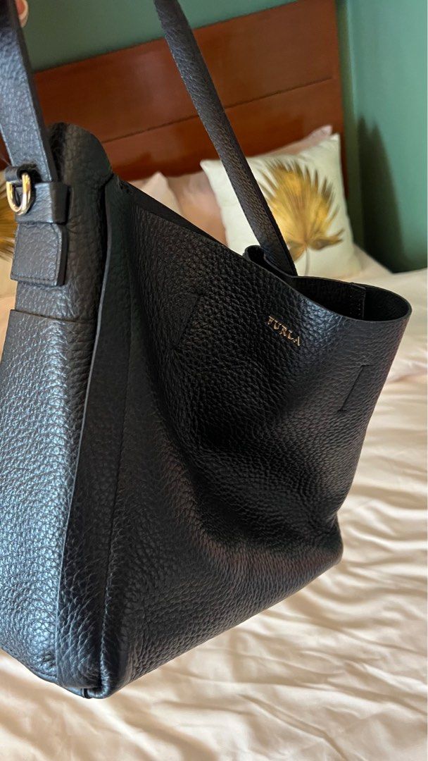 FURLA grainy black leather boho style bag (Category: Luxury Bags & Wallets) located in Caloocan City. Submitted by decluttermemore (Listing ID 1323576312, Image 3). Description: Gorgeous black leather grain and a spacious versatile bag. AUTHENTIC FURLA Italian Brand used gently and relatively clean inside with some marks from lipstick on side. please looks at pics outside is still good with no big scuffs on corners super spacious inside and can e