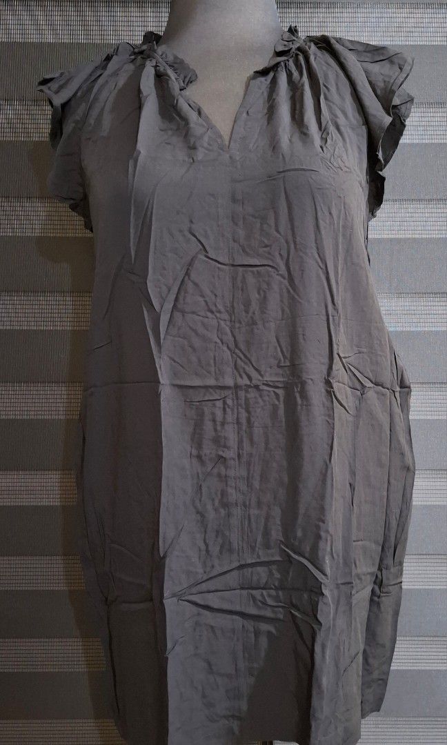 Gap Flutter Sleeve Splitnecked Mini Dress (Category: Dresses) located in Antipolo. Submitted by swiftphoenix_21 (Listing ID 1323522625, Image 2). Description: Brand New (never been worn) Size on tag L.