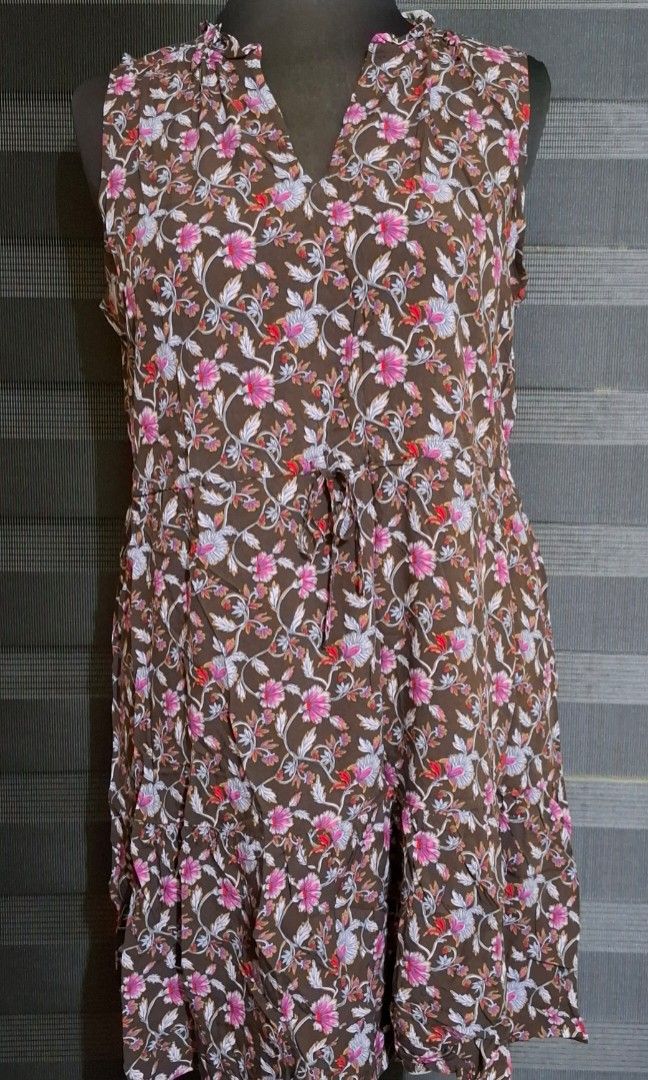 Gap Sleeveless Splitneck Mini Dress (Category: Dresses) located in Antipolo. Submitted by swiftphoenix_21 (Listing ID 1323526740, Image 1). Description: Brand New (never been worn) Size on tag is XL.