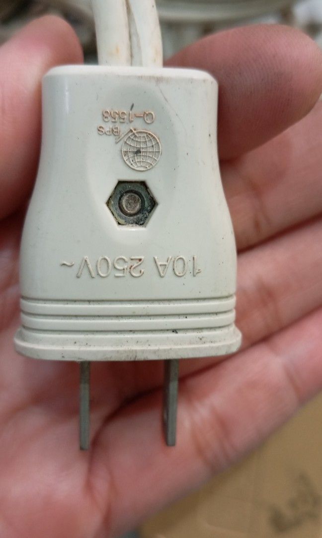 Heavy duty extension cord (Category: Electrical, Adaptors & Sockets) located in Caloocan City. Submitted by oettam (Listing ID 1323571295, Image 2). Description: Good condition, no issue, heavy duty extension cord. Pasadya eto para sa charger ng ebike dahil malayo sa garahe. Approximately 30-35 meters. Omni brand makapal Merong dugtong. PM for sure buyer..