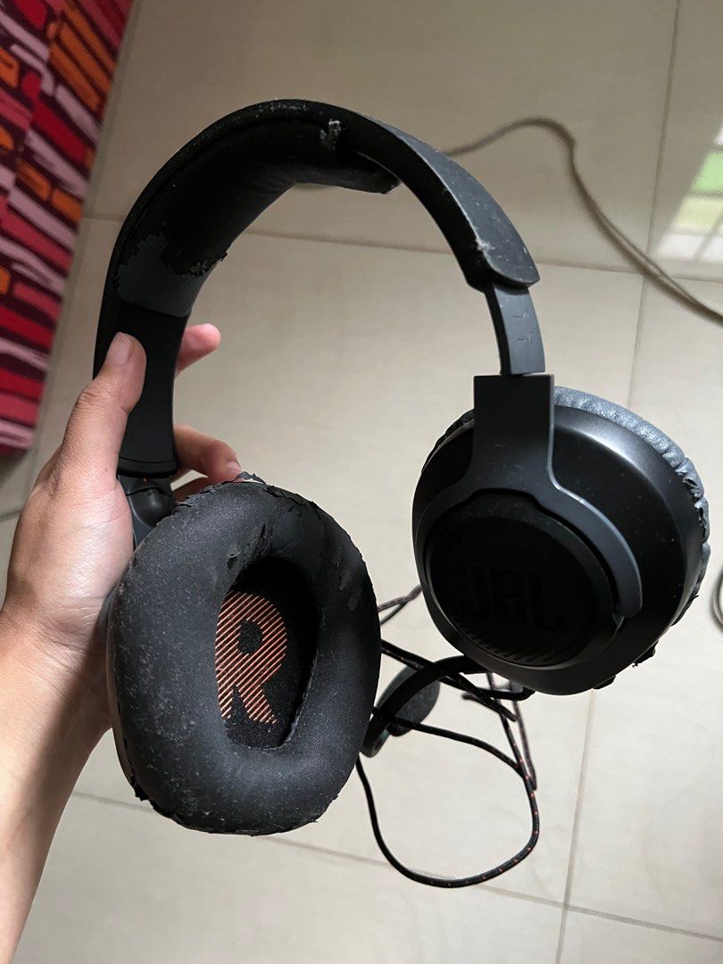 JBl Quantum 100 Headphones (Category: Headphones & Headsets) located in Manila. Submitted by oshawott32 (Listing ID 1323504323, Image 2). Description: SELLING JBL QUANTUM 100 Headphones - Earpads and Headpad need replacing but are still soft and usable, not at all disturbing, you can buy replacement pads online (orange app) - Headphones perfectly working :) - Includes unit only (but I can try finding the box if sure buyer) Meetups around UST, ope