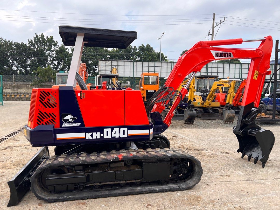 Kubota kh040 same size pc40 (Category: Industrial Equipment) located in Quezon City. Submitted by joemelyn20 (Listing ID 1323465627, Image 2). Description: Kubota kh040 Mini backhoe for sale‼️🇯🇵 ▫️2,718hrs ▫️4 cylinder ▫️Same size ng pc40 ▫️With dozer Japan surplus direct import☑️ 🔘Free breakerline 🔘Free brand new steel trackpad 🔘Free fully recondition With 1 month warranty for pump and engine ☑️ For quotations and inquiries 👇🏻 PM or call 