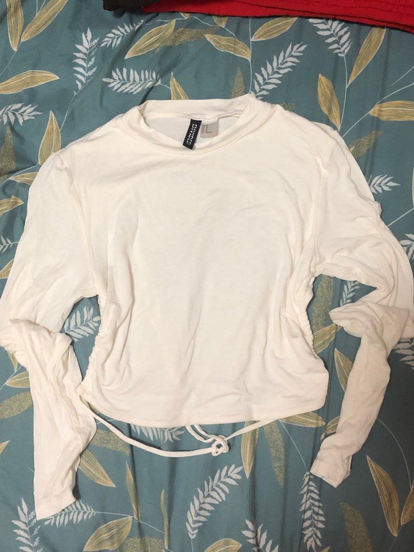 Longsleeves backless h&m top (Category: Others Tops) located in Marikina City. Submitted by declutterwcyz (Listing ID 1323492844, Image 1). Description: Used once or twice only Backless longsleeves Size: med From h&m forgot how much the orig price was Negotiable just offer..