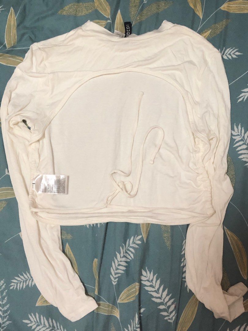 Longsleeves backless h&m top (Category: Others Tops) located in Marikina City. Submitted by declutterwcyz (Listing ID 1323492844, Image 3). Description: Used once or twice only Backless longsleeves Size: med From h&m forgot how much the orig price was Negotiable just offer..