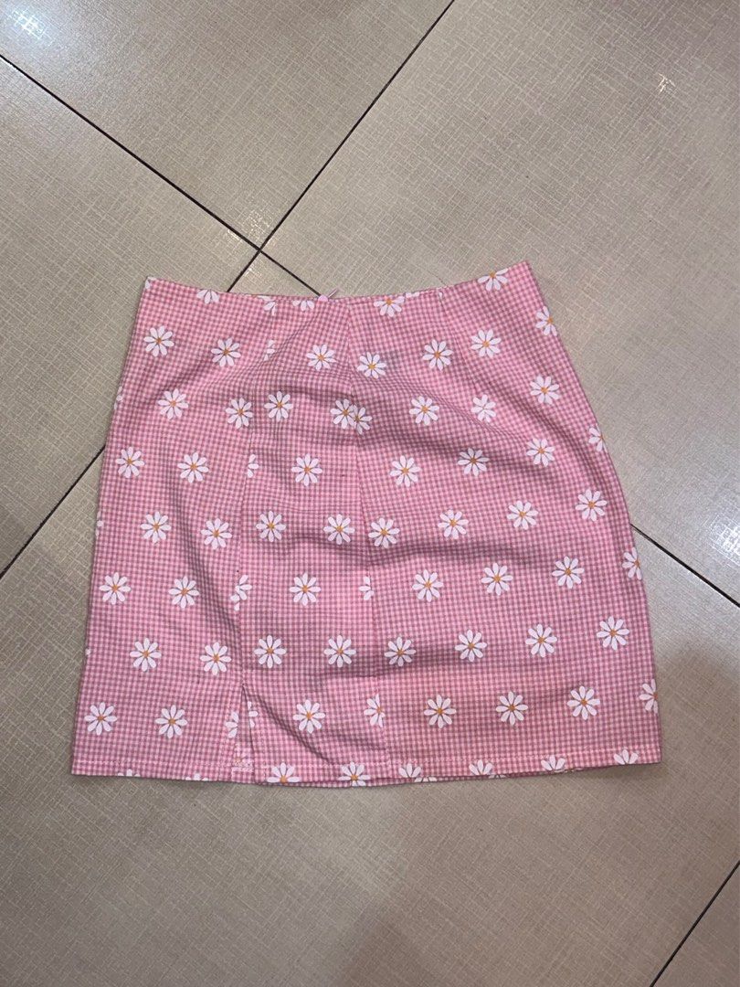 Lovito pink floral skirt (Category: Skirts) located in Quezon City. Submitted by lapreluv (Listing ID 1323527882, Image 1). Description: .