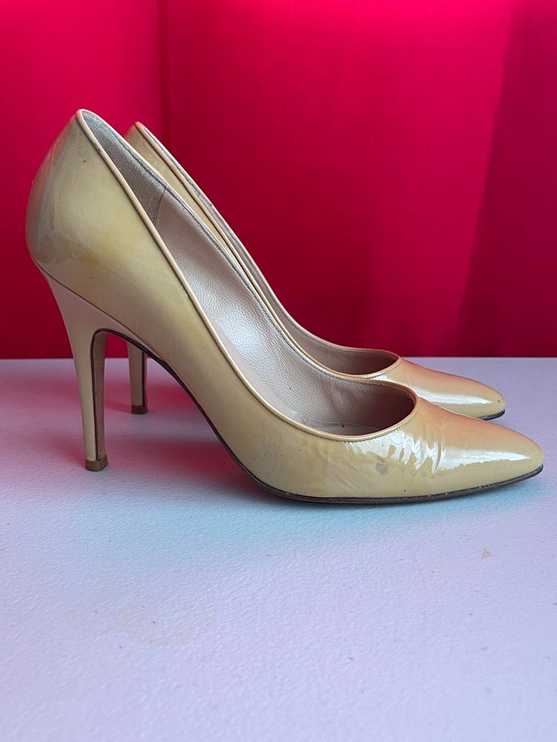 Manolo Blahnik mustard High heels (Category: Heels) located in Caloocan City. Submitted by sieee08 (Listing ID 1323530276, Image 3). Description: Manolo Blahnik mustard high heels ▪️size 37.5 ▪️still negotiable.