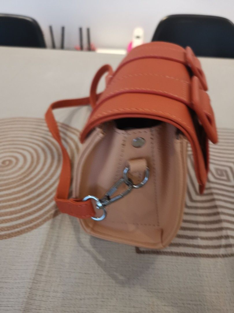 Mizzue sling bag