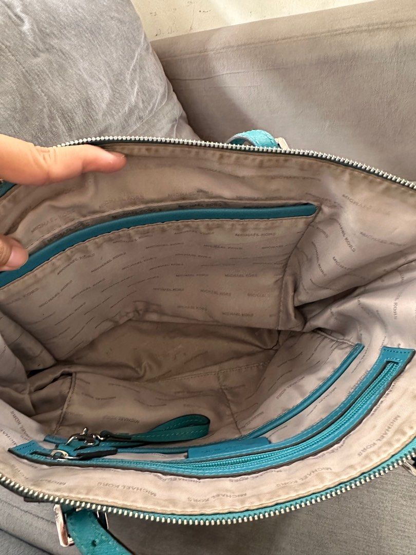 MK bag (Category: Luxury Bags & Wallets) located in Manila. Submitted by mochii13 (Listing ID 1323487200, Image 3). Description: Michael Kors Charlotte Large Logo and Leather Top-Zip Tote Bag Normal signs of usage.