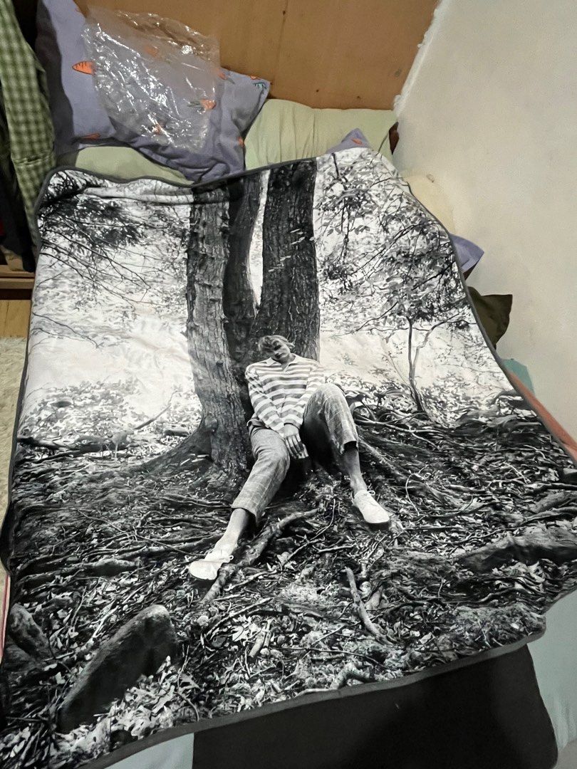 Taylor Swift Blanket (Category: Bedding & Towels) located in San Quintin. Submitted by artemisxcalypso1997 (Listing ID 1323636206, Image 2). Description: Official Blanket of Folklore Album Limited edition. It is not available in the site. With plastic. .