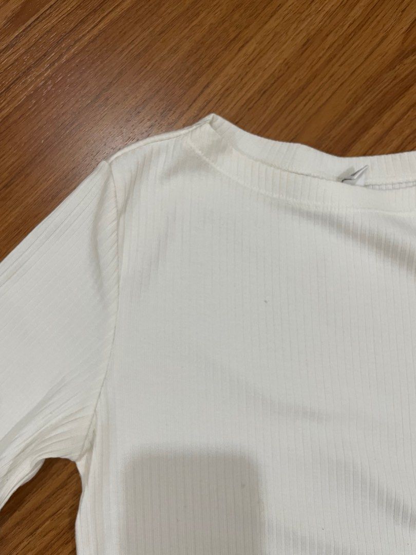Uniqlo white rib knit top (Category: Shirts) located in San Pedro. Submitted by softi.mnl (Listing ID 1323590526, Image 3). Description: .