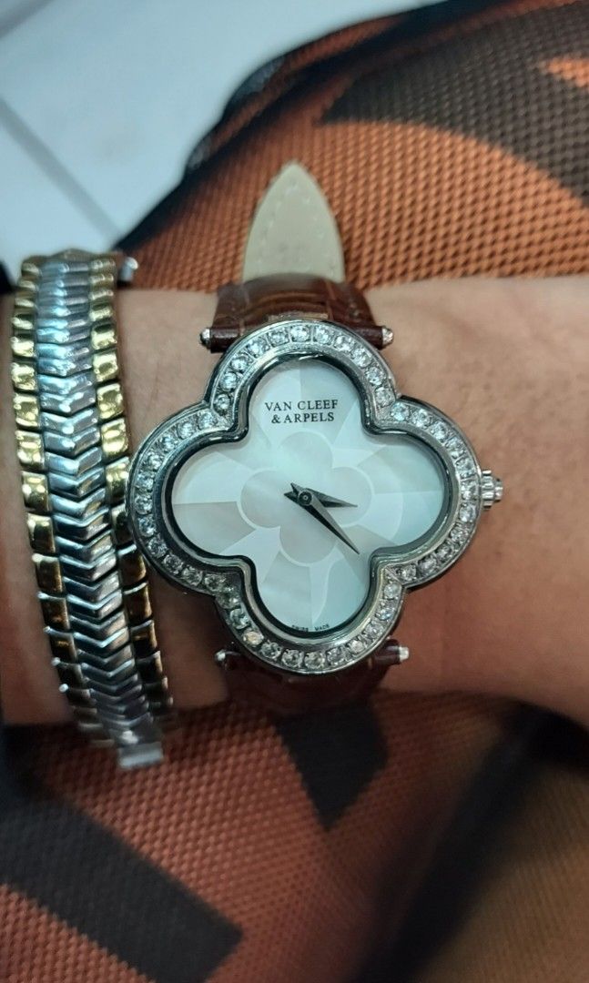 Van Cleef & Arpels Ladies Watch (Category: Women's Watches) located in Santiago. Submitted by shopdailybasket (Listing ID 1320778590, Image 1). Description: preloved Japan Movement no flaws like new.
