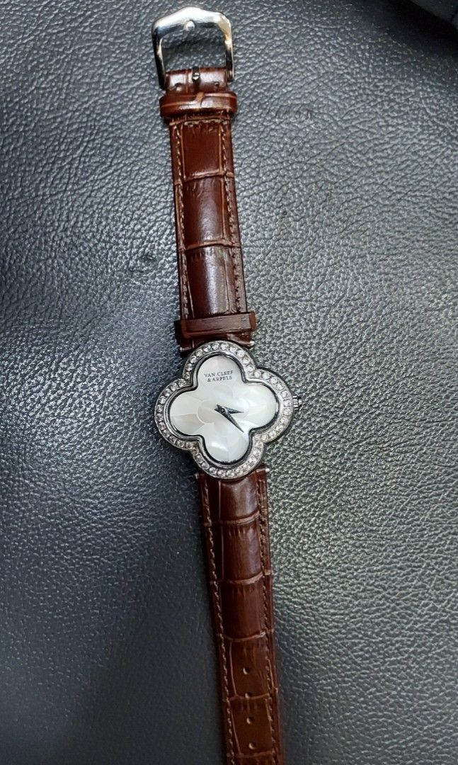 Van Cleef & Arpels Ladies Watch (Category: Women's Watches) located in Santiago. Submitted by shopdailybasket (Listing ID 1320778590, Image 3). Description: preloved Japan Movement no flaws like new.