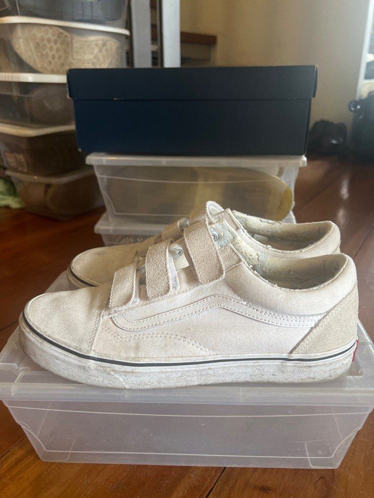 Vans White Straps Oldskool (Category: Sneakers) located in Paranaque City. Submitted by pringlestrue (Listing ID 1323493997, Image 2). Description: 10.5us No issues other than dirty Can be cleaned to look fresh white.