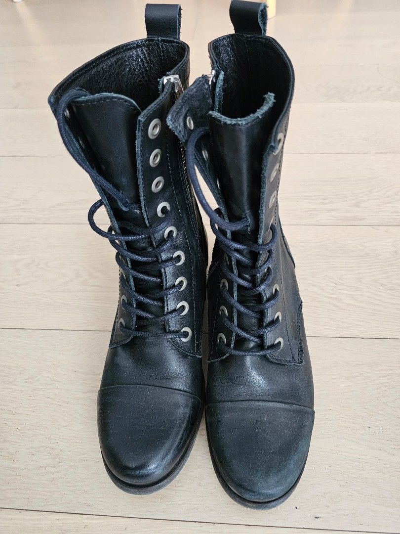 Vintage style boots top