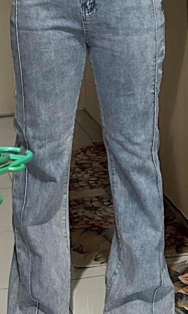 SUPERSALE!! Y2k flare jeans/pants (Category: Jeans) located in Manila. Submitted by sellespreloved (Listing ID 1323547782, Image 3). Description: Size 31-32 dm for more pics.