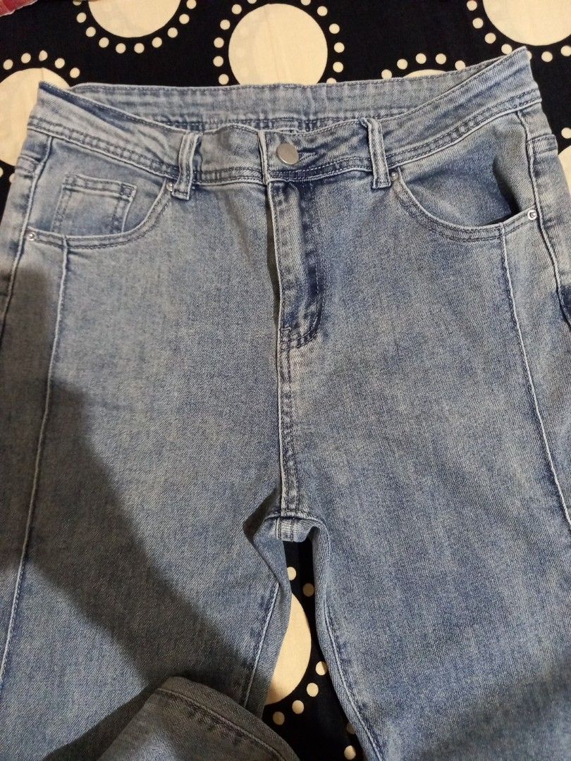 SUPERSALE!! Y2k flare jeans/pants (Category: Jeans) located in Manila. Submitted by sellespreloved (Listing ID 1323547782, Image 1). Description: Size 31-32 dm for more pics.
