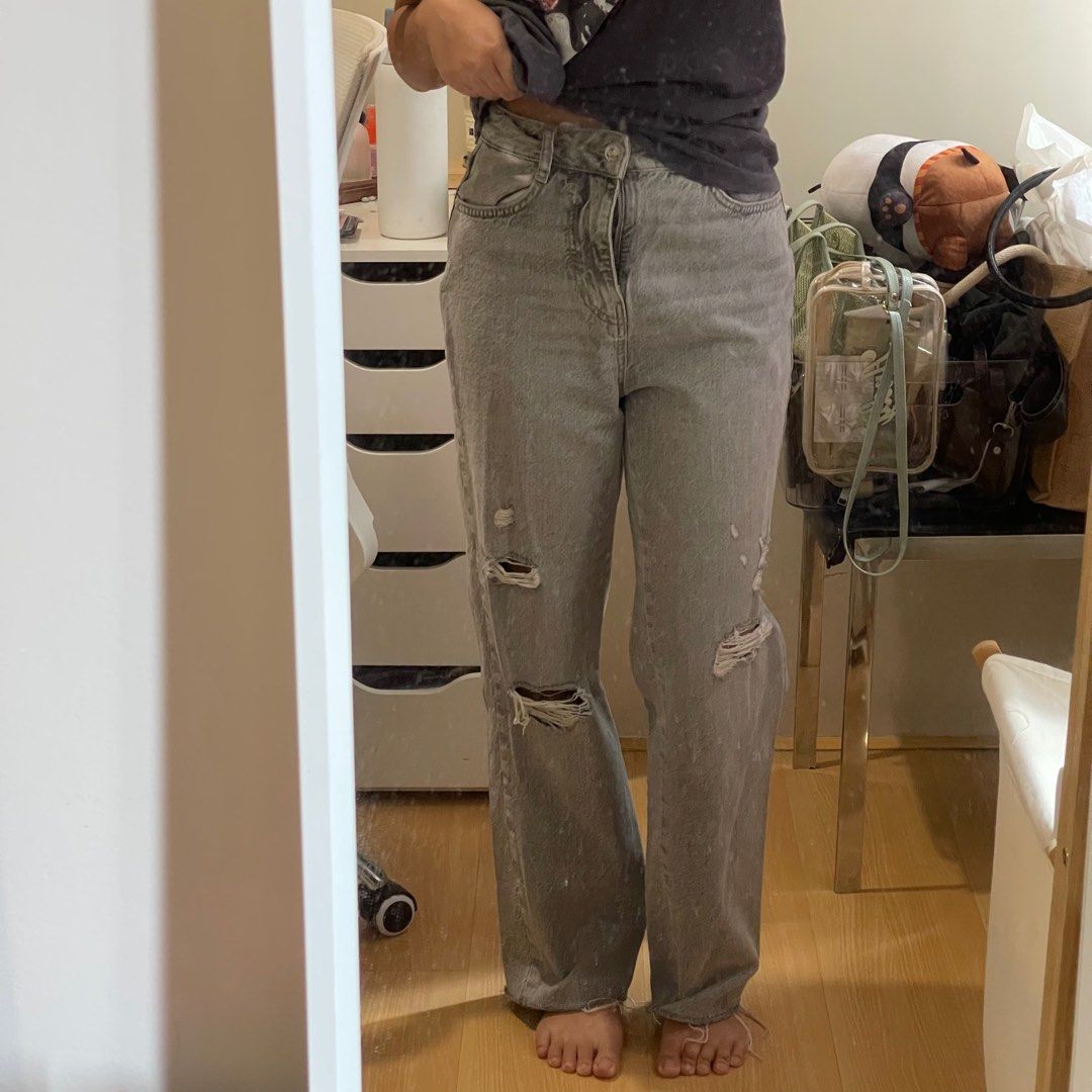 Zara Ripped Jeans Gray Wash (Category: Jeans) located in Manila. Submitted by declutter_with_m3 (Listing ID 1323475434, Image 1). Description: Love these jeans but not my style anymore Has a great loose fit GCASH/BDO.