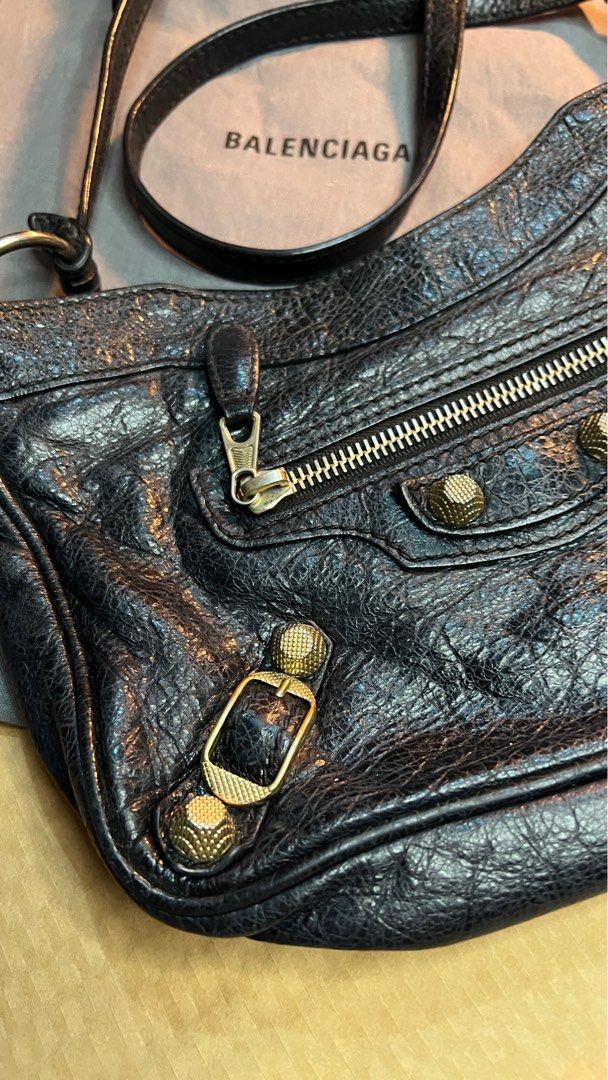 Balenciaga hip (Category: Luxury Bags & Wallets) located in General Trias. Submitted by rraaa32 (Listing ID 1328406182, Image 2). Description: Well used. No major flaws Just bring to the spa for leather polish then good as new again..