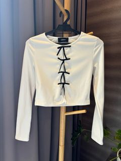 (Category: ) located in . Submitted by meeracles.closet (Listing ID 1328311381, Image 1). Description: .