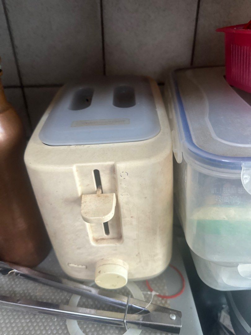 Bread toaster (Category: Cookware & Accessories) located in Singapore. Submitted by pujaank (Listing ID 1328263303, Image 1). Description: 7 years old, heavily used. But still in great condition to use..