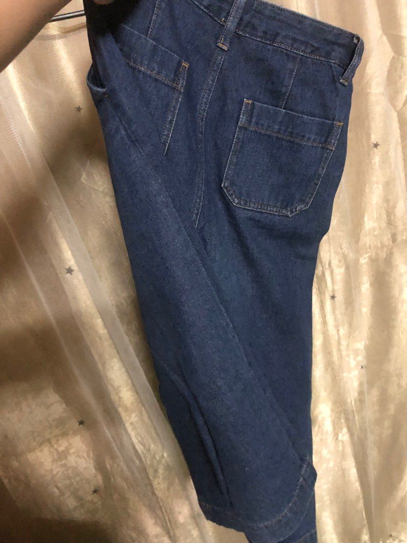 dark denim wide leg pants (Category: Jeans) located in Taguig. Submitted by hanzdeclutter (Listing ID 1328342549, Image 3). Description: used twice :) hard denim , not stretchy highwaist size 25 length - 30.5 inches *last photo is my actual when worn my height is 5'1 for reference pay first - gcash j&t sf starts at ₱45 within metro manila 📍Taguig.
