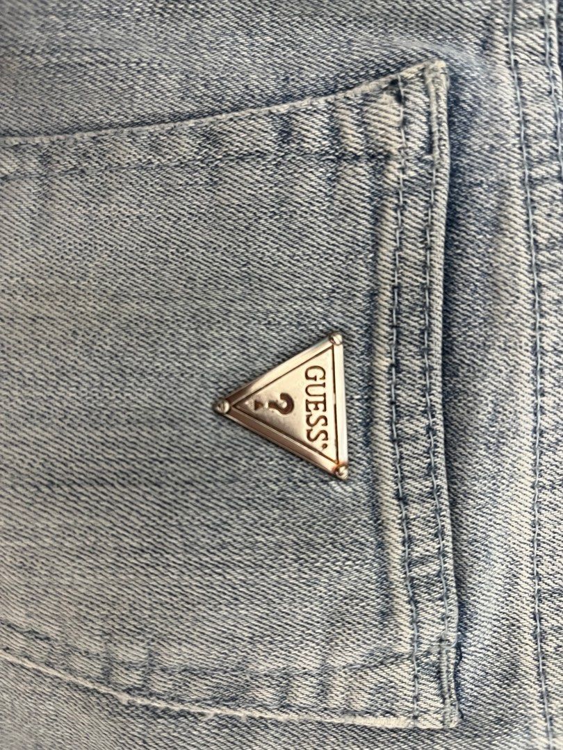 Guess denim skirt (Category: Skirts) located in Pila. Submitted by impulsivekayli (Listing ID 1328398851, Image 3). Description: Waist : 30 to 31 Length : 13 Vv pretty mga mhie Rfs : super iksi sakin nalabas na ang hindi na dapat makita🤣.