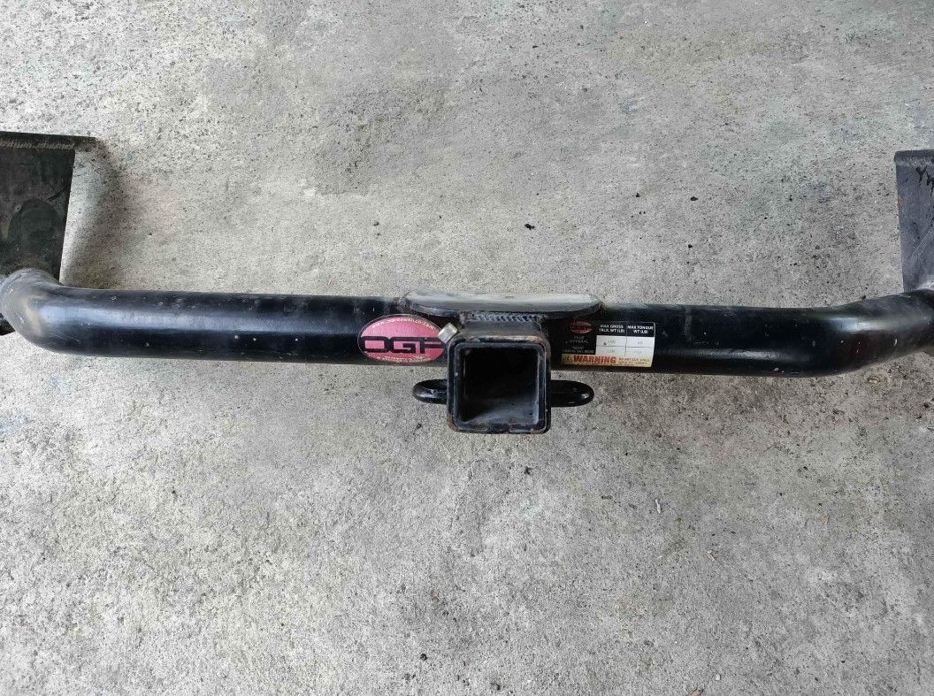 Hyundai Elantra tow hits (Category: Other Automotive Parts and Accessories) located in Jaen. Submitted by dylanzandro (Listing ID 1328397575, Image 1). Description: .