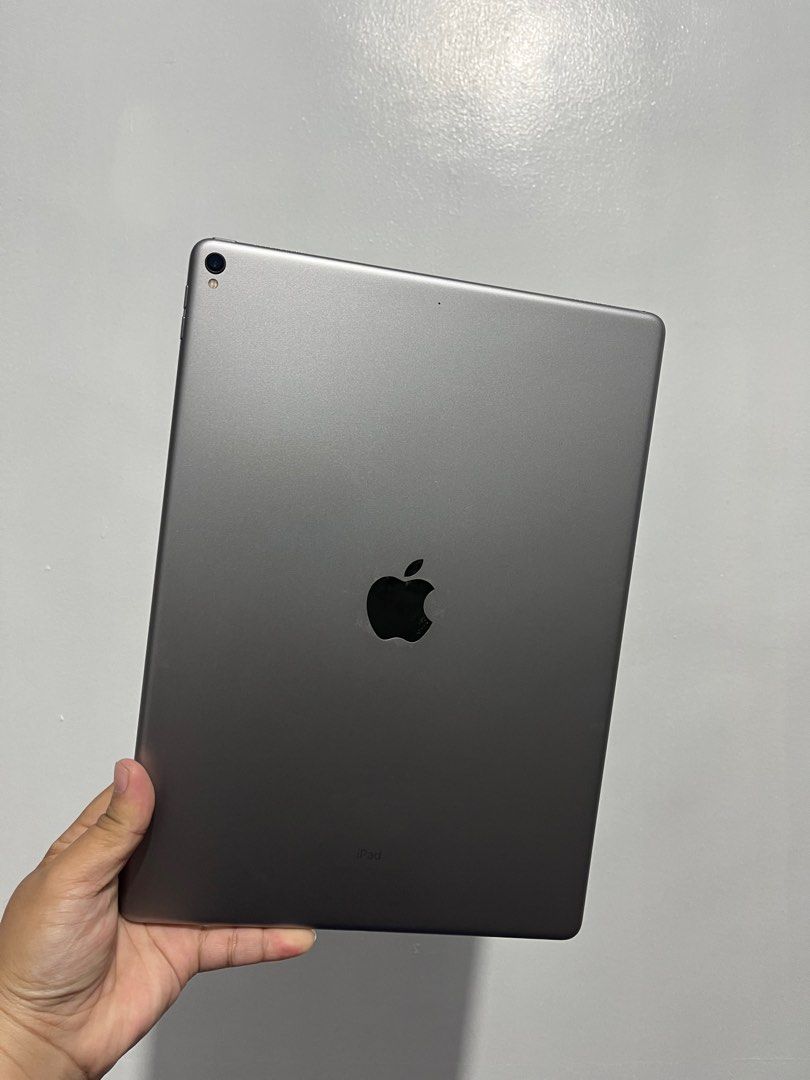 iPad Pro 12.9 64gb wifi only ( 2nd generation) (Category: iPad) located in Quezon. Submitted by joe89gadgets (Listing ID 1328259203, Image 1). Description: iPad Pro 12.9 64gb wifi only 2nd generation 17.5 ios version Working true tone Working touch ID Good battery life Actual picture posted Inclusion Charger Tempered glass Case.