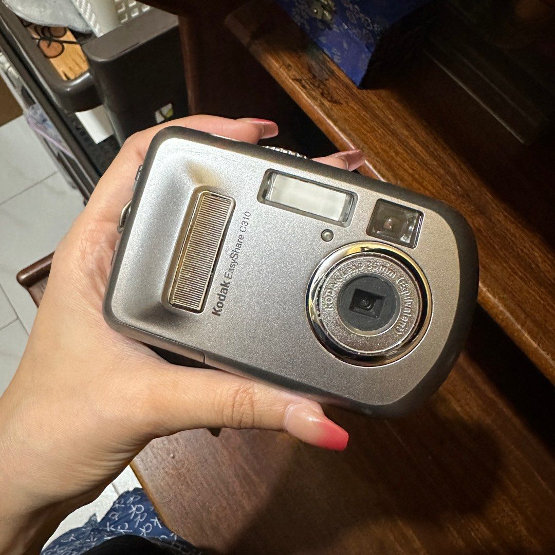 Kodak easyshare c310 (Category: Cameras) located in Angeles City. Submitted by chemrnn (Listing ID 1328354196, Image 2). Description: ✨Rare Kodak easyshare C310✨ 4,800 php •4 megapixel •flash working •all buttons working Reminder: slight signs of usage, no sample pictures since I don’t have sd card onhand Inclusion: strap pouch battery Mode of Delivery: J&T (Shipping fee will be shouldered by the buyer. NO RETURN/REFUND/EXCHANGE!.