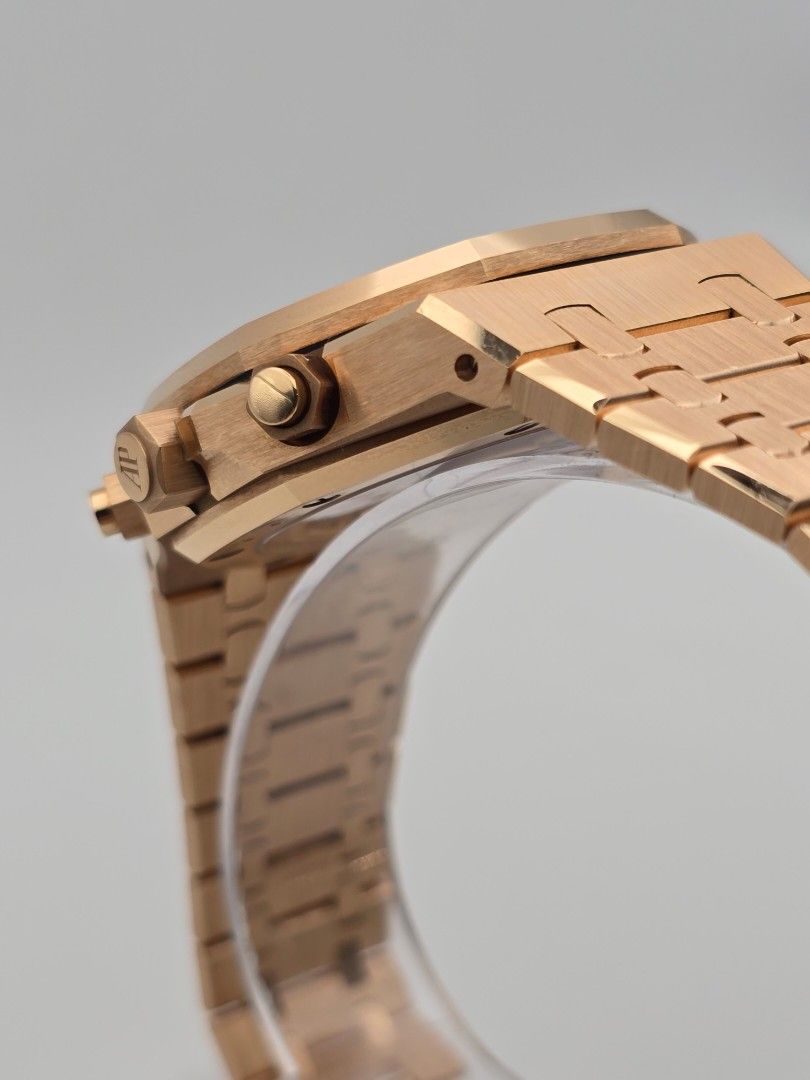 LIMITED PRODUCTION Audemars Piguet Royal Oak Selfwinding Chronograph 41mm 50th Anniversary Not Offshore White Gold 1320OR.06 1320OR.01 26320OR.OO.1220OR.02 AP WHITE DIAL (Category: Watches) located in Singapore. Submitted by alientime.sg (Listing ID 1328310963, Image 3). Description: Cheapest on Chrono24 is 137k SGD exclusive of tax and shipping Comes with: - FULL SET: Original box, original papers Celebrating half a century of the iconic Royal O