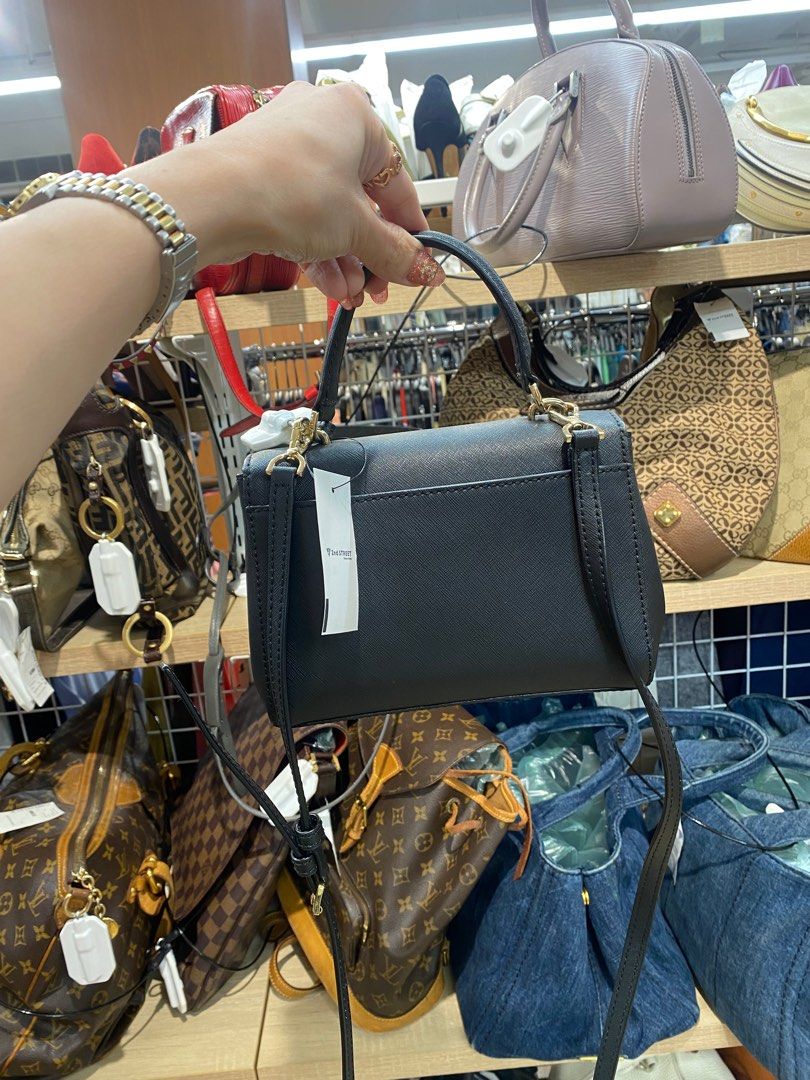 Mk mini sling bag (Category: Luxury Bags & Wallets) located in Manila. Submitted by jodiluxegold (Listing ID 1328330406, Image 2). Description: Cute and elegant at the same time black bag with gold hardware is very cheek and classy tignan. Also with top handle pa. It’s giving mini kelly bag db? Mk is Mk. Wag kana umarte jan. Maganda at perfect pang esthetic..