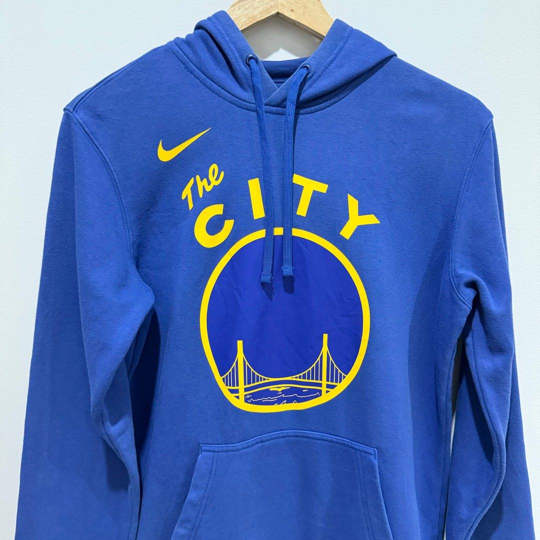 Nike GSW Hoodie (Category: Coats, Jackets and Outerwear) located in Caloocan City. Submitted by _seven (Listing ID 1328318238, Image 2). Description: Nike GSW Hoodie Size: L on tag (fits M) Dimensions: W-20 L-26.5 Condition: 10/10 Color Rate: 10/10 NO ISSUE .