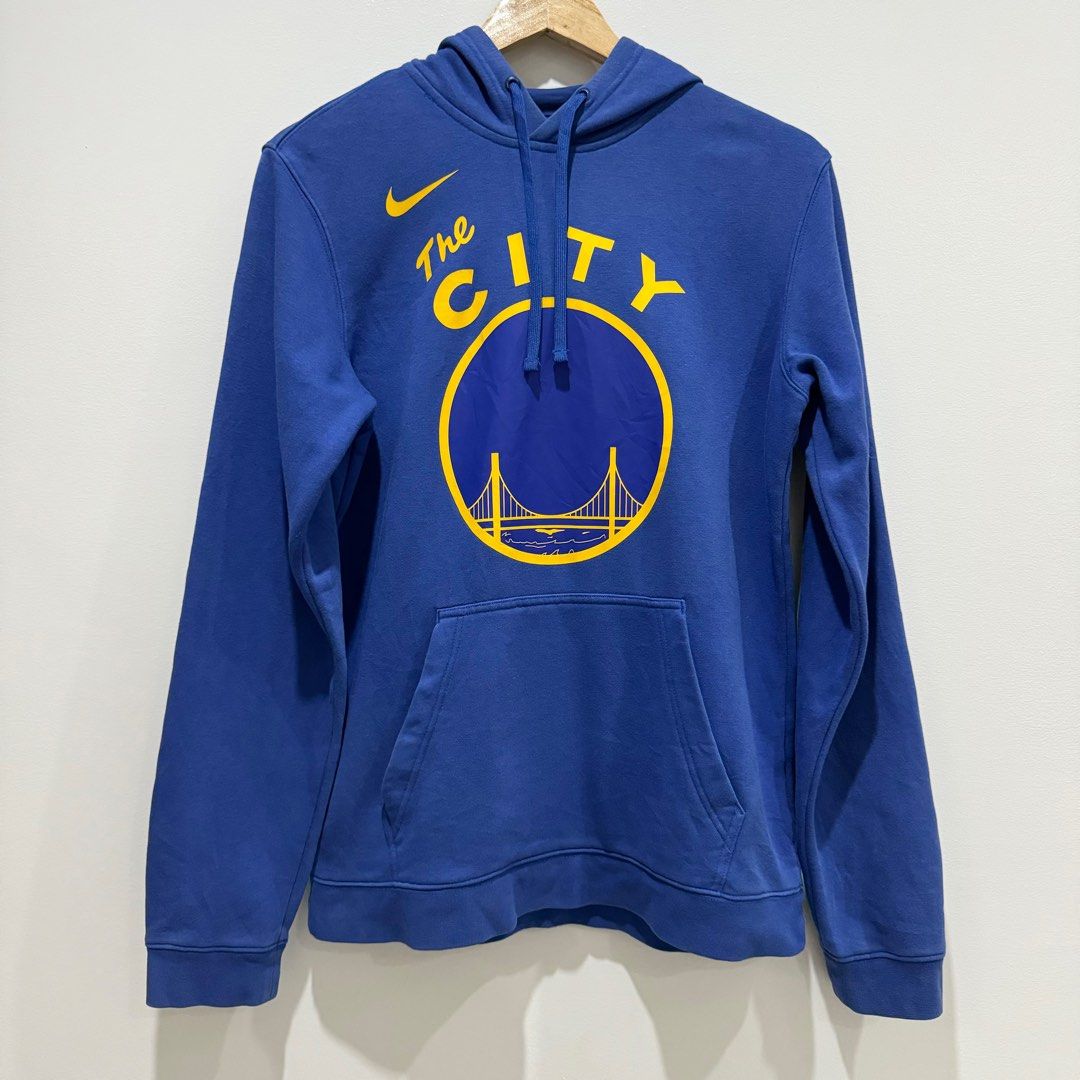 Nike GSW Hoodie (Category: Coats, Jackets and Outerwear) located in Caloocan City. Submitted by _seven (Listing ID 1328318238, Image 1). Description: Nike GSW Hoodie Size: L on tag (fits M) Dimensions: W-20 L-26.5 Condition: 10/10 Color Rate: 10/10 NO ISSUE .