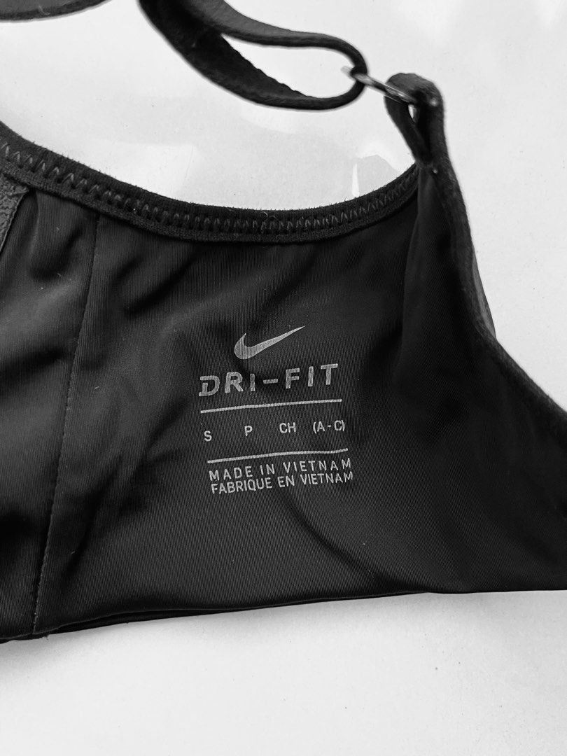 Nike Sports Bra (Small) (Category: Activewear) located in Manila. Submitted by bqthings (Listing ID 1328269220, Image 3). Description: Nike Sports Bra with clasps and adjustable straps Color: Black Note: with minor flaw (lint) on the front but barely noticable RFS: declutterinh.