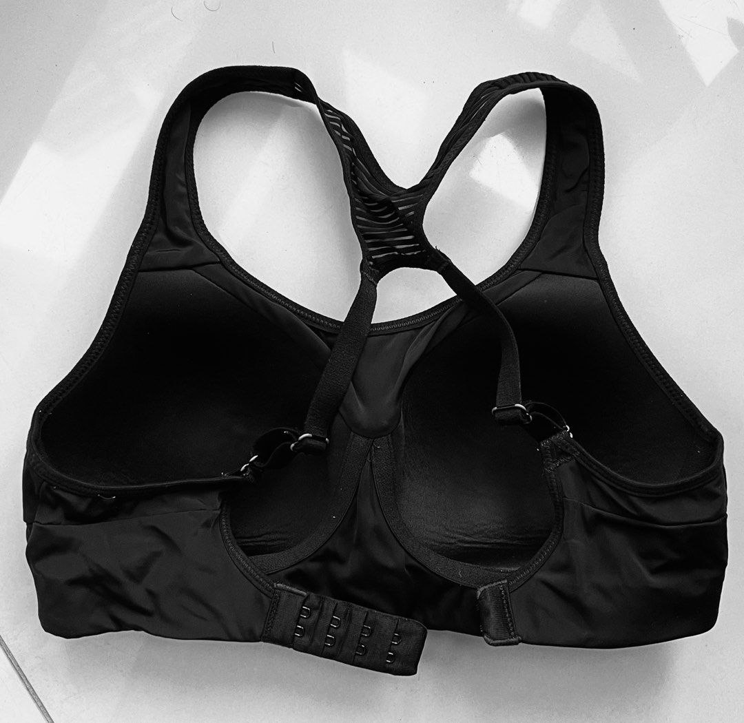 Nike Sports Bra (Small) (Category: Activewear) located in Manila. Submitted by bqthings (Listing ID 1328269220, Image 2). Description: Nike Sports Bra with clasps and adjustable straps Color: Black Note: with minor flaw (lint) on the front but barely noticable RFS: declutterinh.